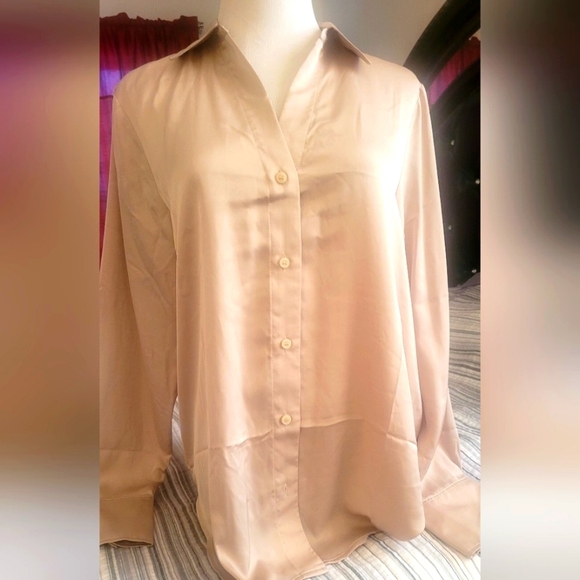 Elegant Cream Button-Up Shirt - Picture 2 of 9